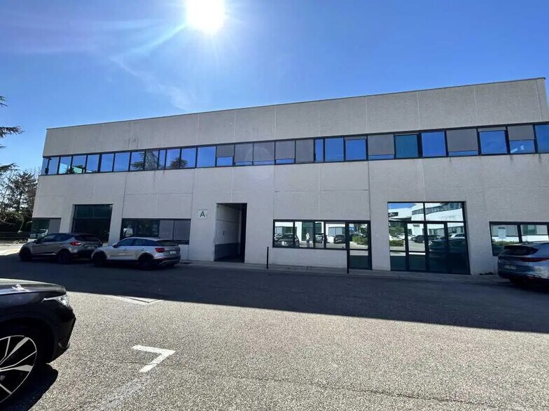 Flex dans Champagne-au-Mont-d'Or à louer - Photo du bâtiment - Image 2 de 25