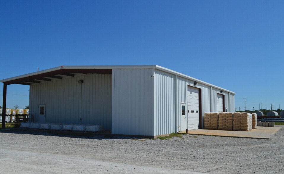 1709 Enterprise Blvd, Pauls Valley, OK for sale - Building Photo - Image 1 of 4