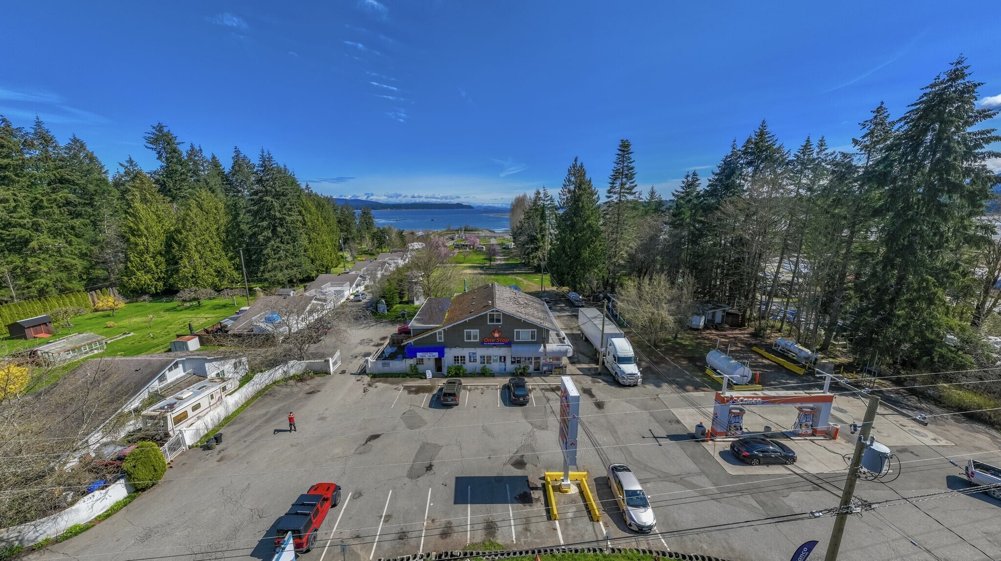 8248 Island Hwy S, Fanny Bay, BC à vendre Photo principale- Image 1 de 9