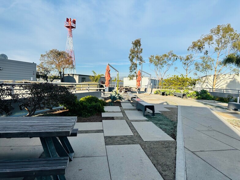 3221 Donald Douglas Loop S, Santa Monica, CA à louer - Photo du bâtiment - Image 3 de 6