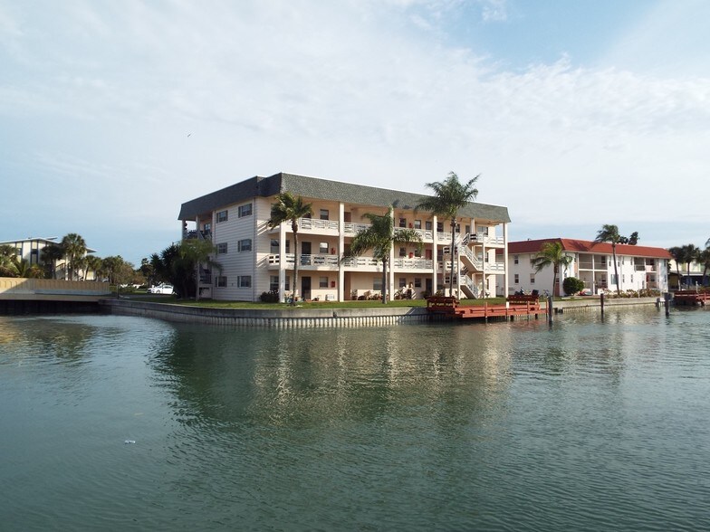197 116th Ave, Treasure Island, FL for sale - Primary Photo - Image 1 of 35