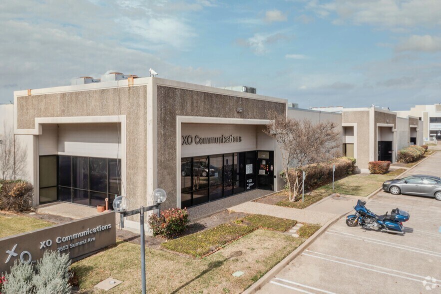 2553 Summit Ave, Plano, TX à louer - Photo du bâtiment - Image 2 de 5
