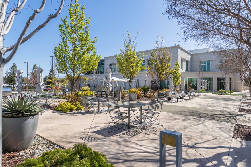 740 Bay Rd, Redwood City, CA à louer - Photo du bâtiment - Image 1 de 18