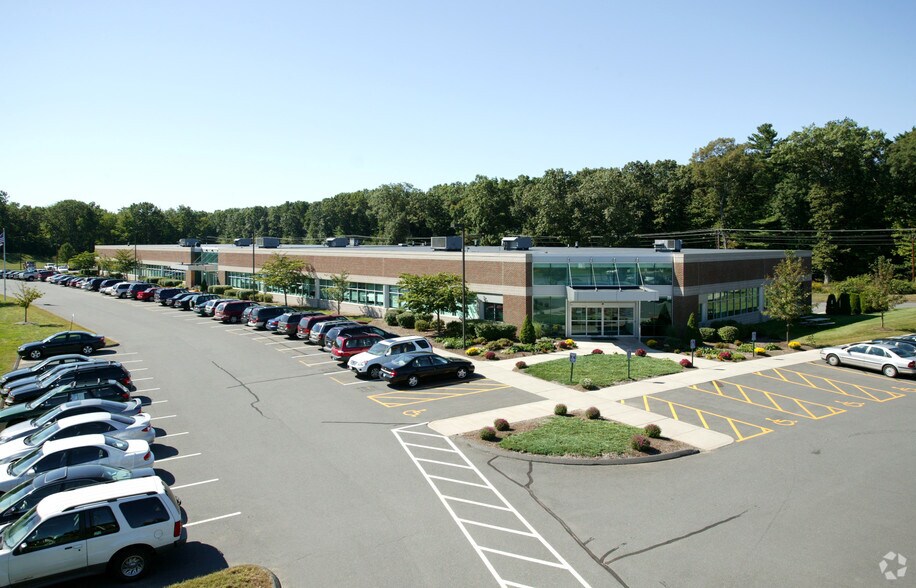 340 W Newberry Rd, Bloomfield, CT à louer - Photo du bâtiment - Image 1 de 2