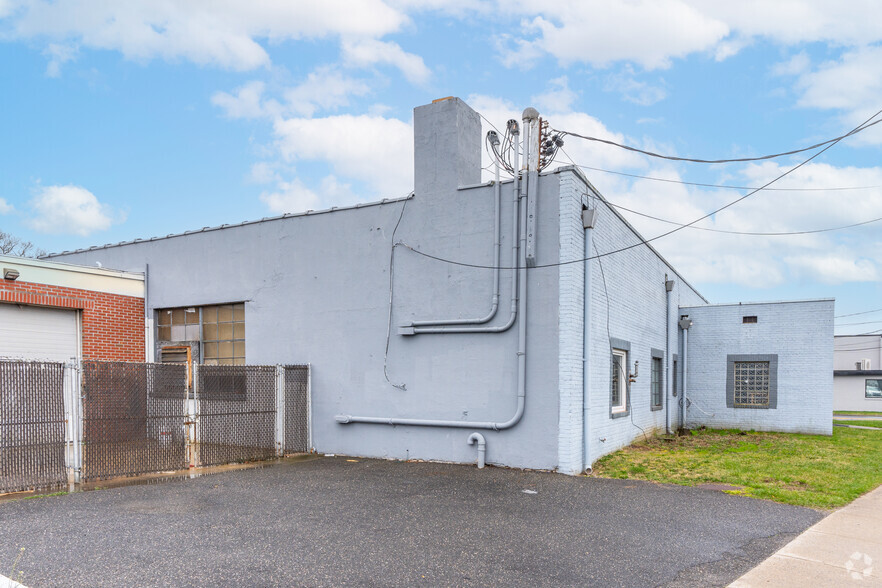 181 E Hoffman Ave, Lindenhurst, NY for sale - Building Photo - Image 3 of 8