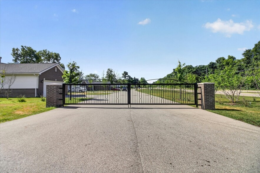 26640 Orchard Lake Rd, Farmington Hills, MI à vendre - Photo du bâtiment - Image 2 de 13