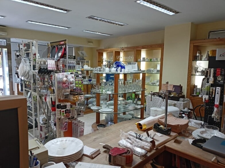 Retail in Cáceres, Cáceres for lease - Building Photo - Image 2 of 5
