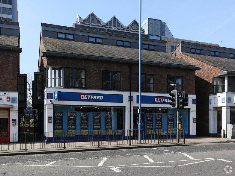 Canada Life Potters Bar portfolio of 4 properties for sale on LoopNet.ca - Primary Photo - Image 3 of 4