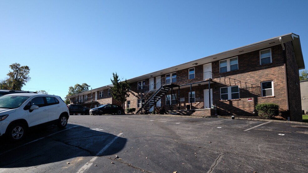 609 E Inskip Dr, Knoxville, TN à vendre - Photo du bâtiment - Image 3 de 40