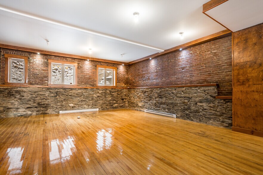 31 Rue Wellington S, Sherbrooke, QC for lease - Building Photo - Image 3 of 4