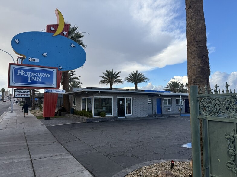 2009 Fremont St, Las Vegas, NV for sale - Primary Photo - Image 1 of 9