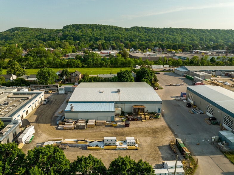 115 S Service Road portfolio of 3 properties for sale on LoopNet.ca - Building Photo - Image 3 of 6