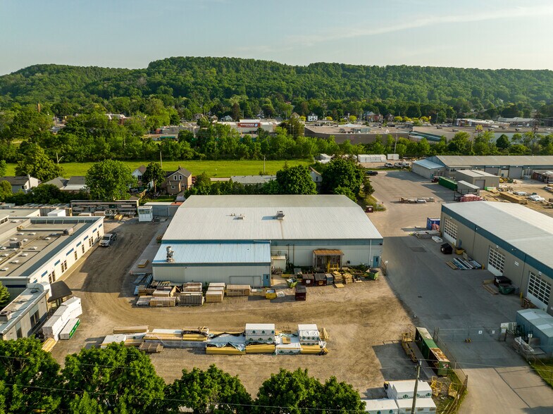 115 S Service Road portefeuille de 3 propriétés à vendre sur LoopNet.ca - Photo du bâtiment - Image 3 de 6