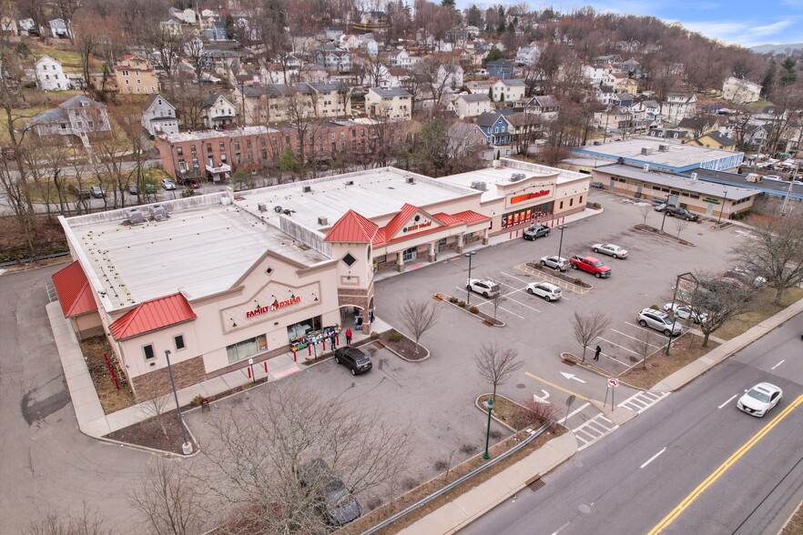 1723 Main St, Peekskill, NY à vendre - Photo du bâtiment - Image 2 de 3