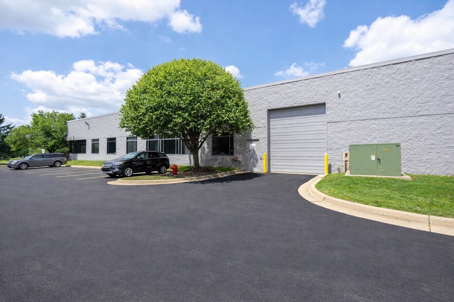 47828 Halyard Dr, Plymouth, MI à louer - Photo du bâtiment - Image 3 de 12