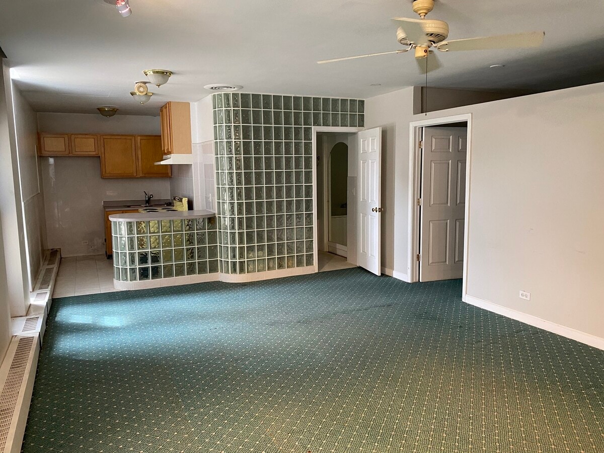 4250 N Marine Dr, Chicago, IL 60613 - Unité 233 -  - Photo intérieure - Image 1 of 5