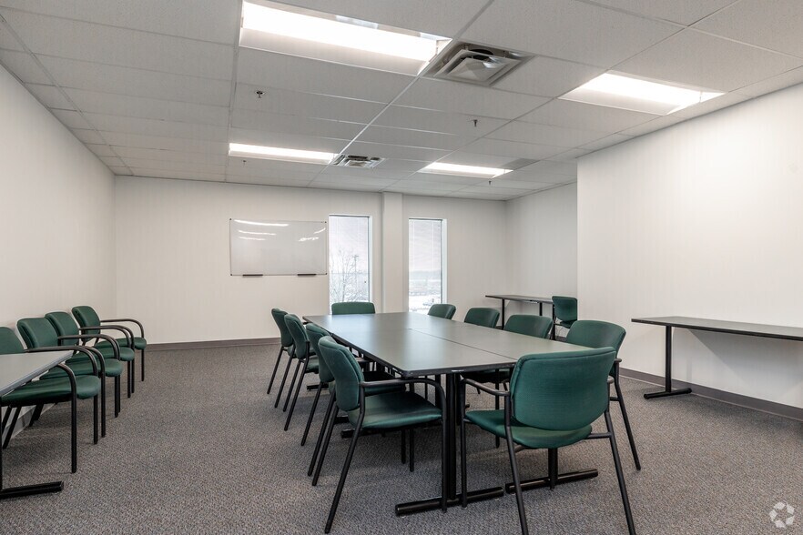 5800 Foxridge Dr, Mission, KS à louer - Photo du bâtiment - Image 3 de 8