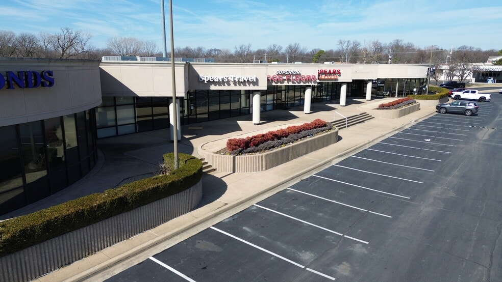 8136-8190 S Memorial Dr, Tulsa, OK for lease - Building Photo - Image 3 of 7