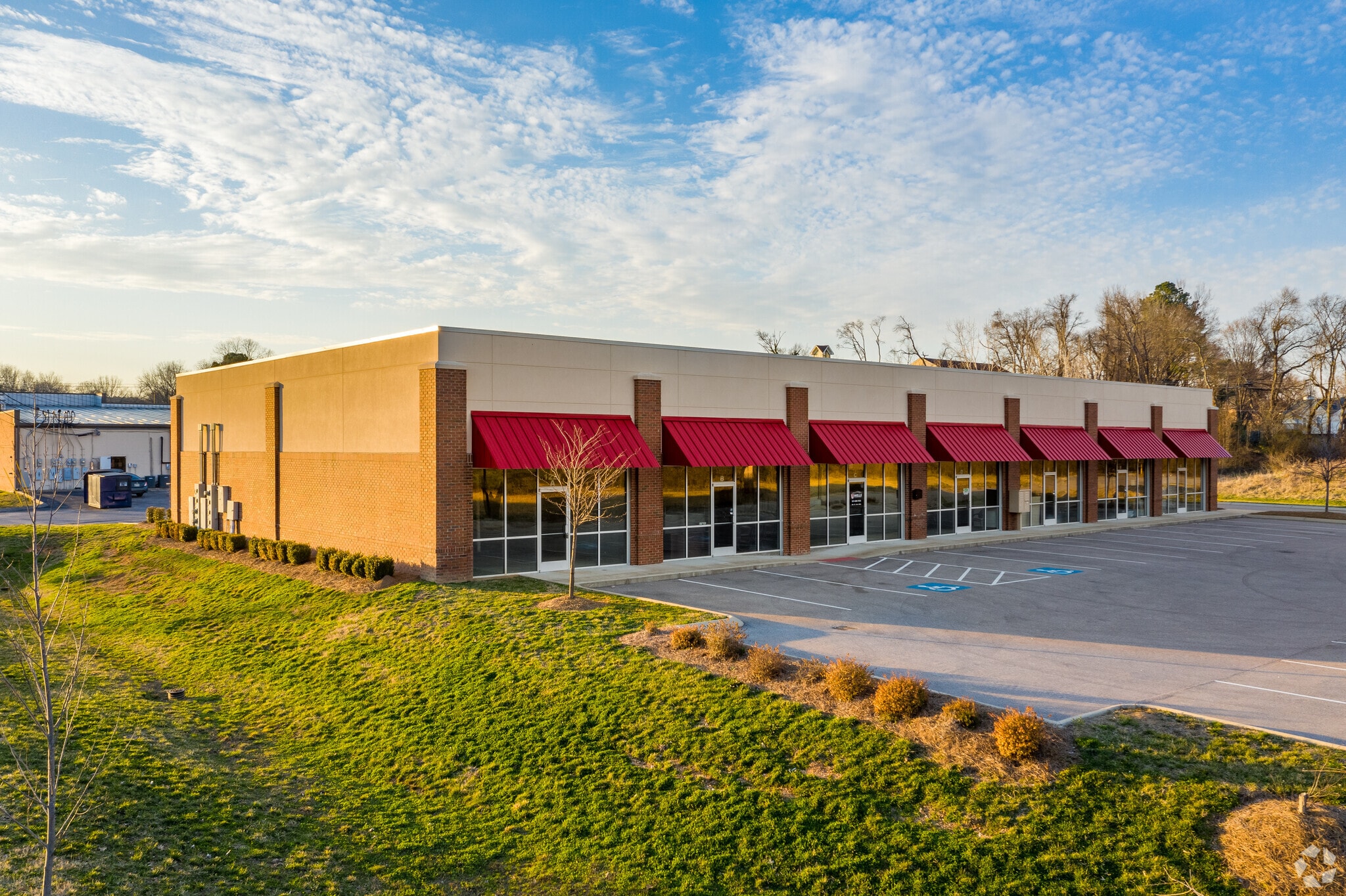 1221 N Commerce Ct, Columbia, TN for lease Building Photo- Image 1 of 6