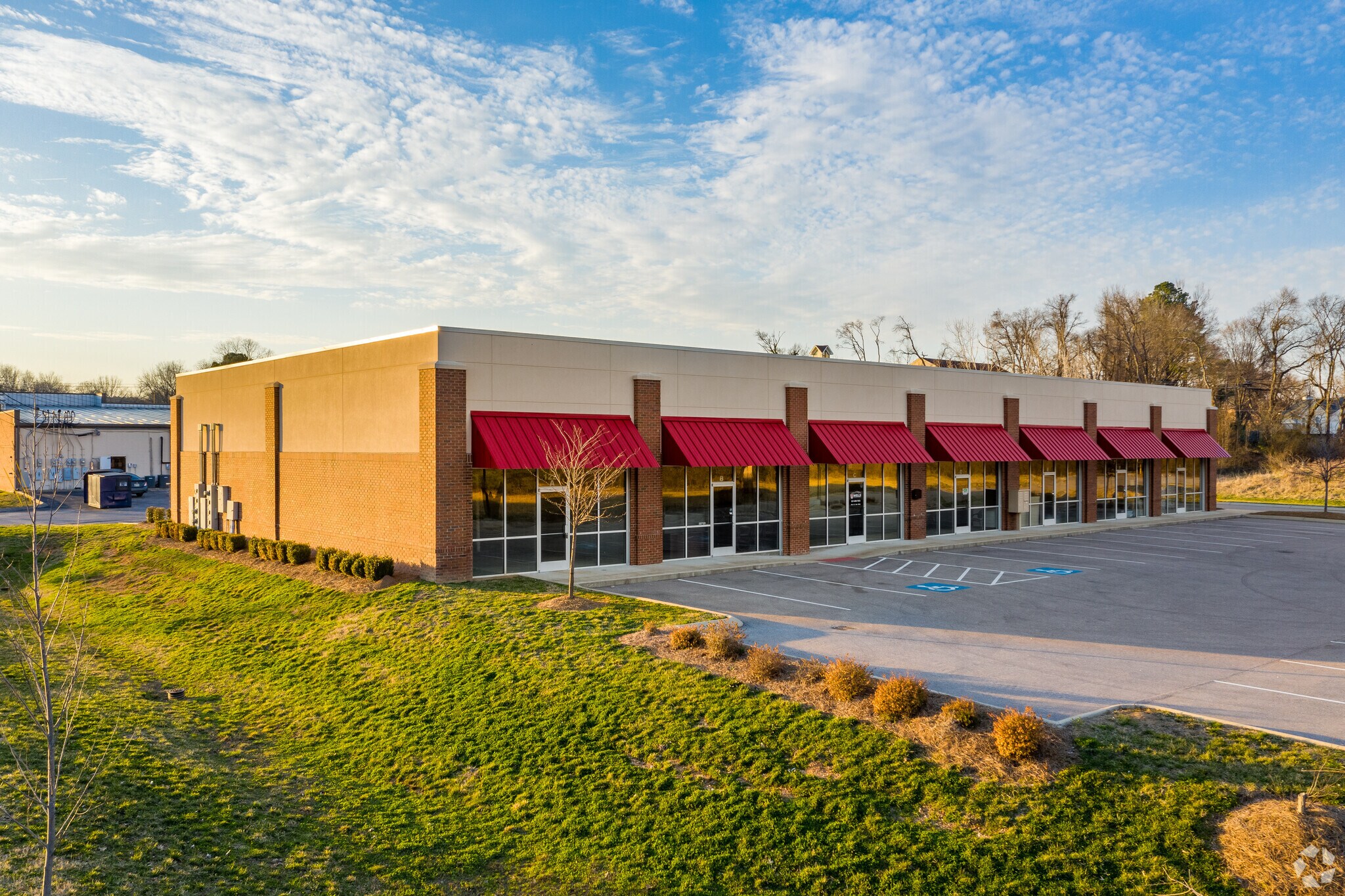 1221 N Commerce Ct, Columbia, TN à louer Photo du bâtiment- Image 1 de 6