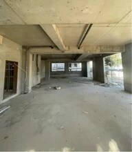 Retail in Brignais for lease Interior Photo- Image 2 of 4