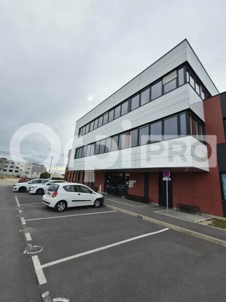 Office in Tinqueux for lease - Building Photo - Image 1 of 8