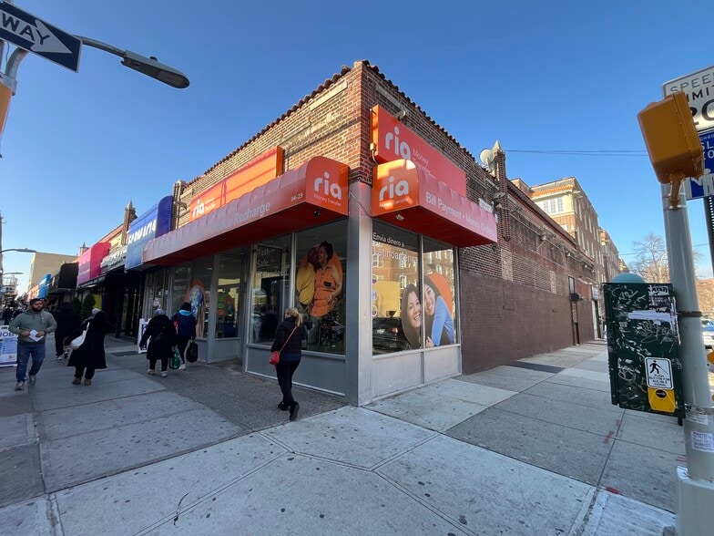 8401-8429 Roosevelt Ave, Jackson Heights, NY à vendre - Photo du bâtiment - Image 2 de 10