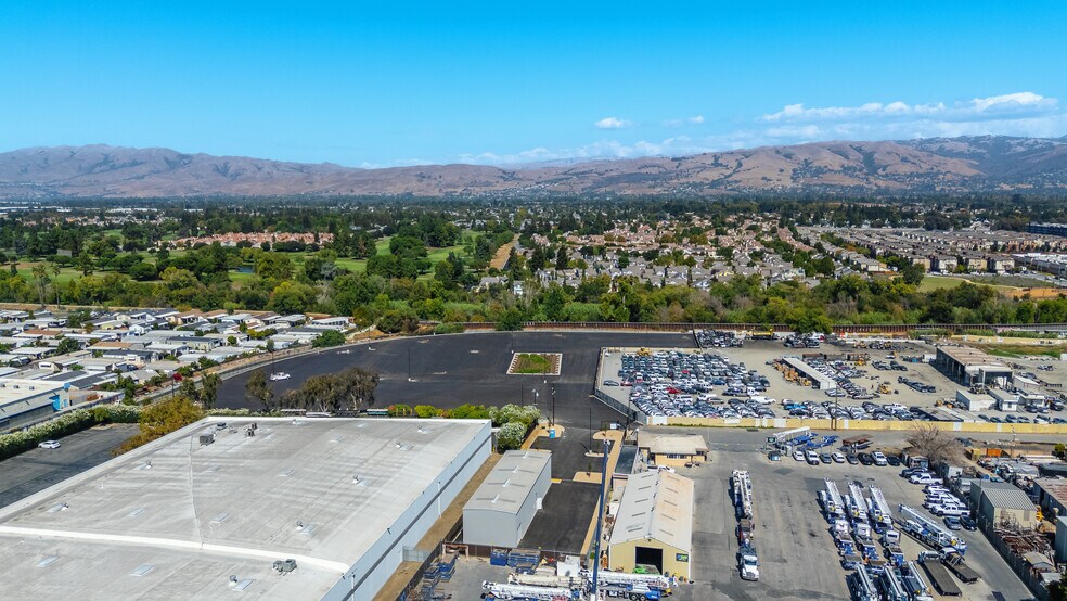 1055 E Commercial Ct, San Jose, CA à louer - Aérien - Image 3 de 4