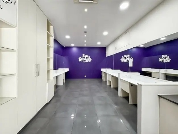 Retail in Paris for lease - Building Photo - Image 1 of 9