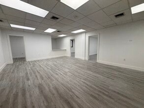 7506-7560 NW 70th St, Miami, FL à louer Photo intérieure- Image 1 de 21
