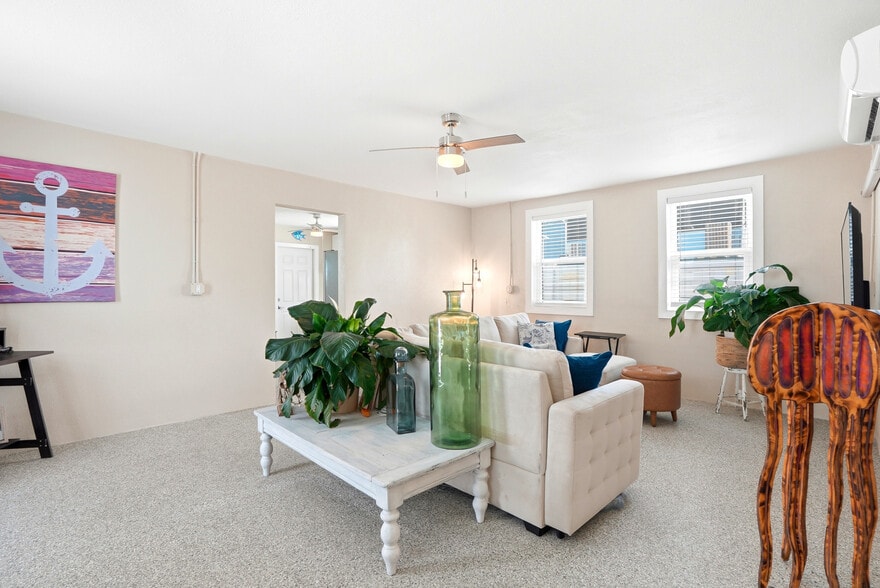 14135 Palm St, Madeira Beach, FL for sale - Interior Photo - Image 3 of 10