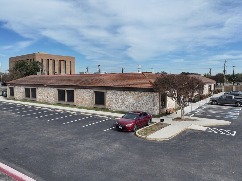 7355 Barlite Blvd, San Antonio, TX à vendre - Photo du bâtiment - Image 3 de 11