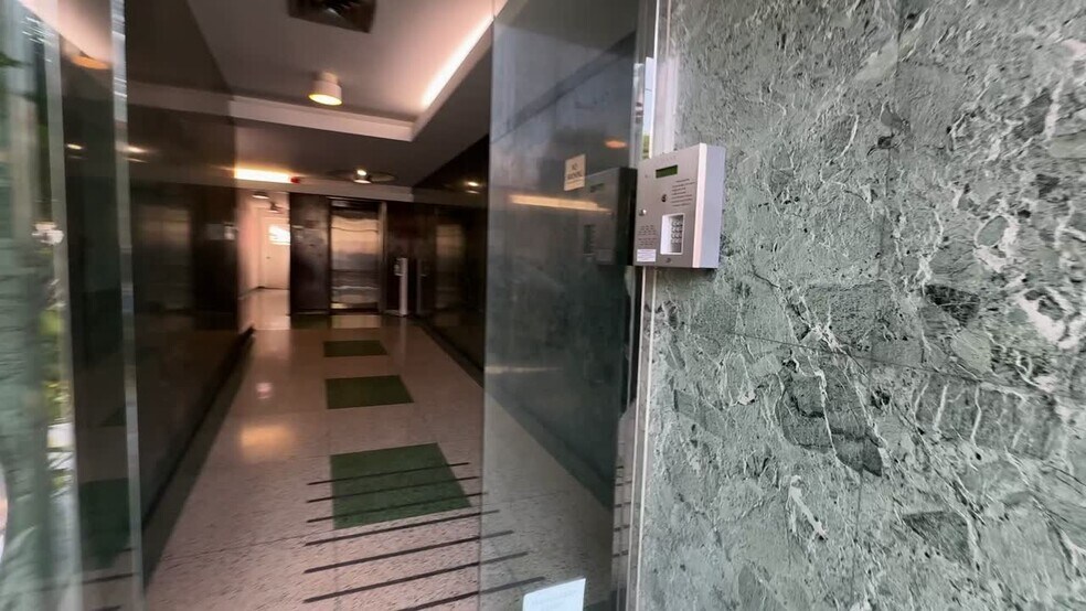 333 S Beverly Dr, Beverly Hills, CA à louer - Vidéo sur l’inscription commerciale - Image 2 de 2