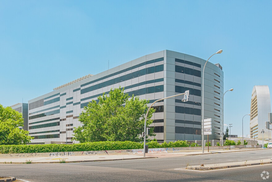 Calle María de Portugal, 9-11, Madrid, Madrid for lease - Building Photo - Image 2 of 5