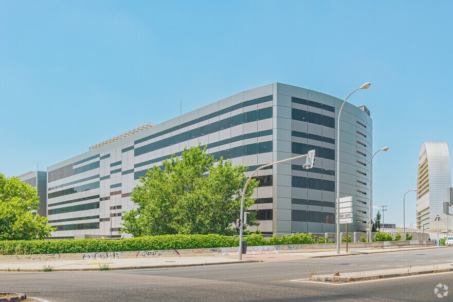 Calle María de Portugal, 9-11, Madrid, Madrid à louer - Photo du bâtiment - Image 2 de 5