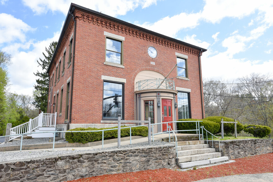 595 Putnam Pike, Smithfield, RI à vendre - Photo du bâtiment - Image 1 de 1