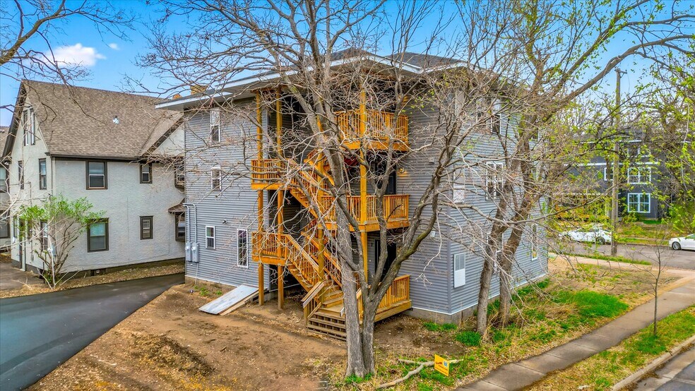 814 6th St SE, Minneapolis, MN à vendre - Photo du bâtiment - Image 2 de 47