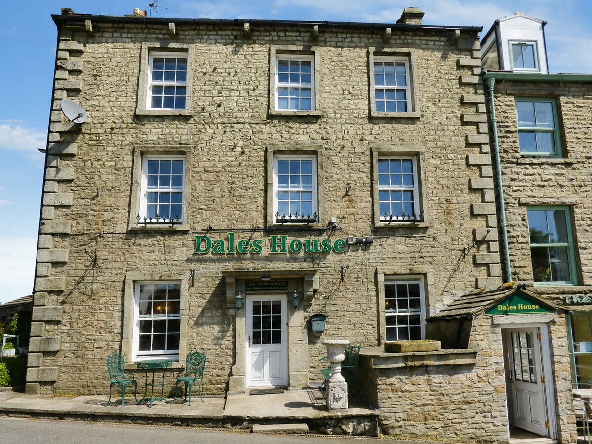 Market Pl, Hawes for sale Primary Photo- Image 1 of 22