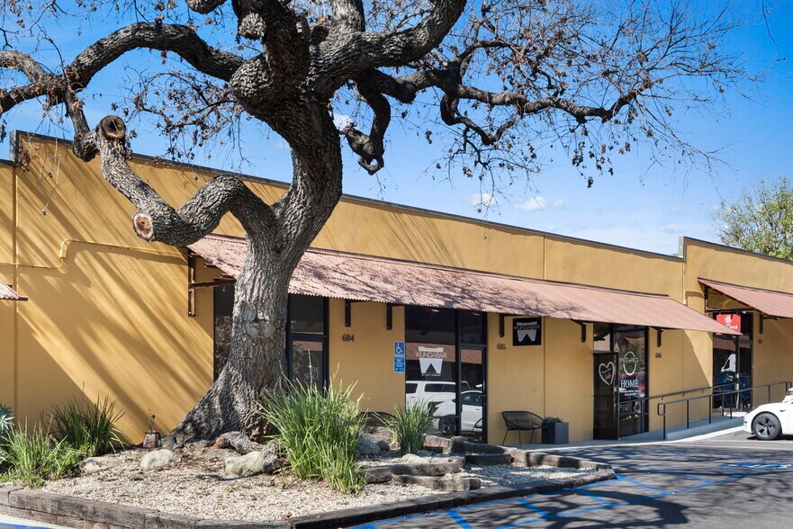 31149 Via Colinas, Westlake Village, CA à louer - Photo du bâtiment - Image 2 de 12