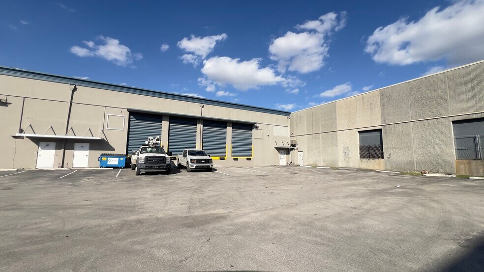 9949 NW 89th Ave, Medley, FL à louer - Photo du bâtiment - Image 2 de 8