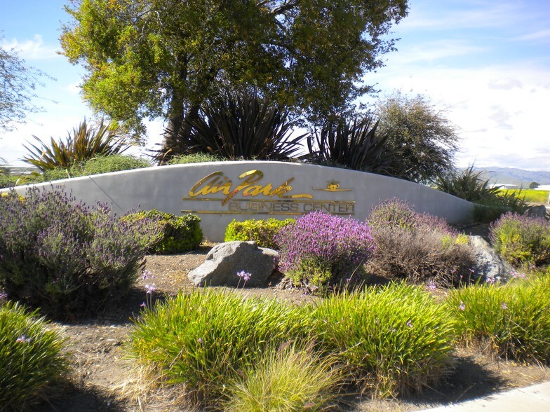 Airpark Business Center portefeuille de 5 propriétés à vendre sur LoopNet.ca - Photo principale - Image 2 de 4