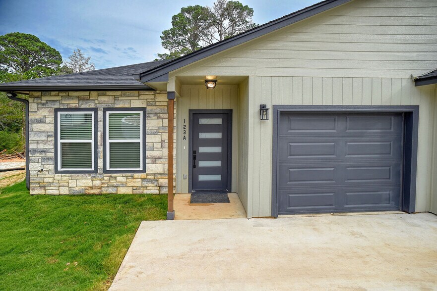 123 Kanaio Dr, Bastrop, TX à vendre - Photo du bâtiment - Image 2 de 40
