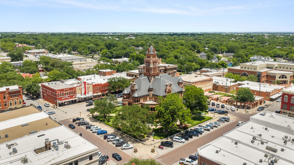 114 W Main St, Waxahachie, TX à louer - Photo du bâtiment - Image 3 de 23
