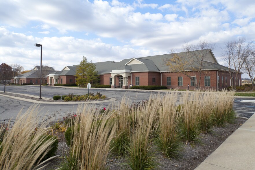 2302-2350 S Dixon Rd, Kokomo, IN à louer - Photo du bâtiment - Image 2 de 4