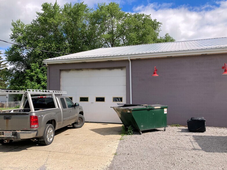 670 Sherman, Geneva, OH à vendre - Photo du bâtiment - Image 2 de 7