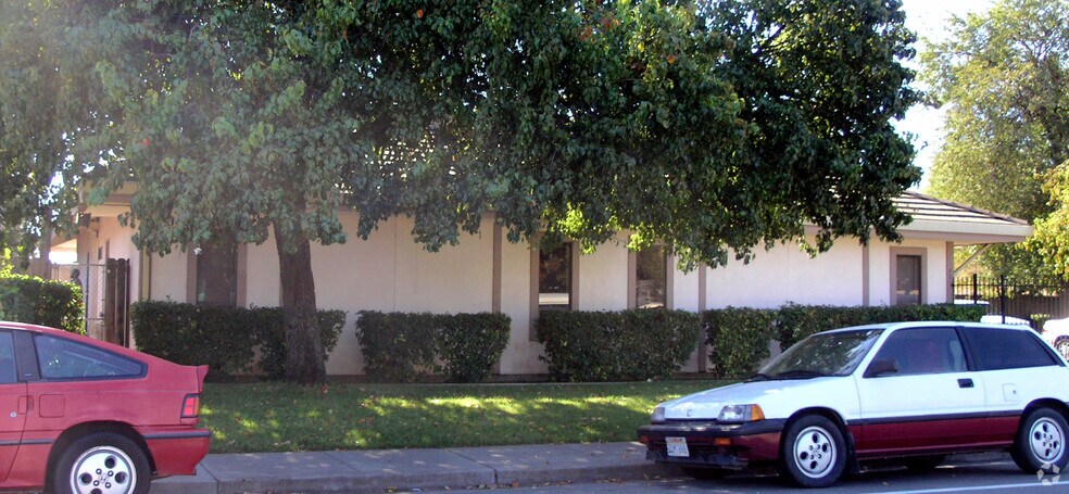 401 E Tabor Ave, Fairfield, CA à vendre - Photo du bâtiment - Image 2 de 2