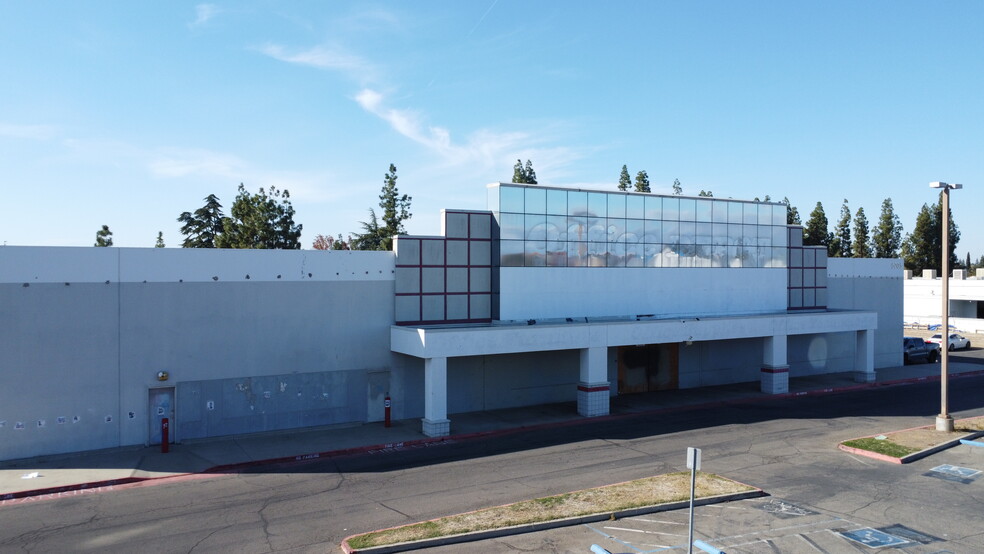 5705 N Blackstone Ave, Fresno, CA for lease - Building Photo - Image 3 of 5