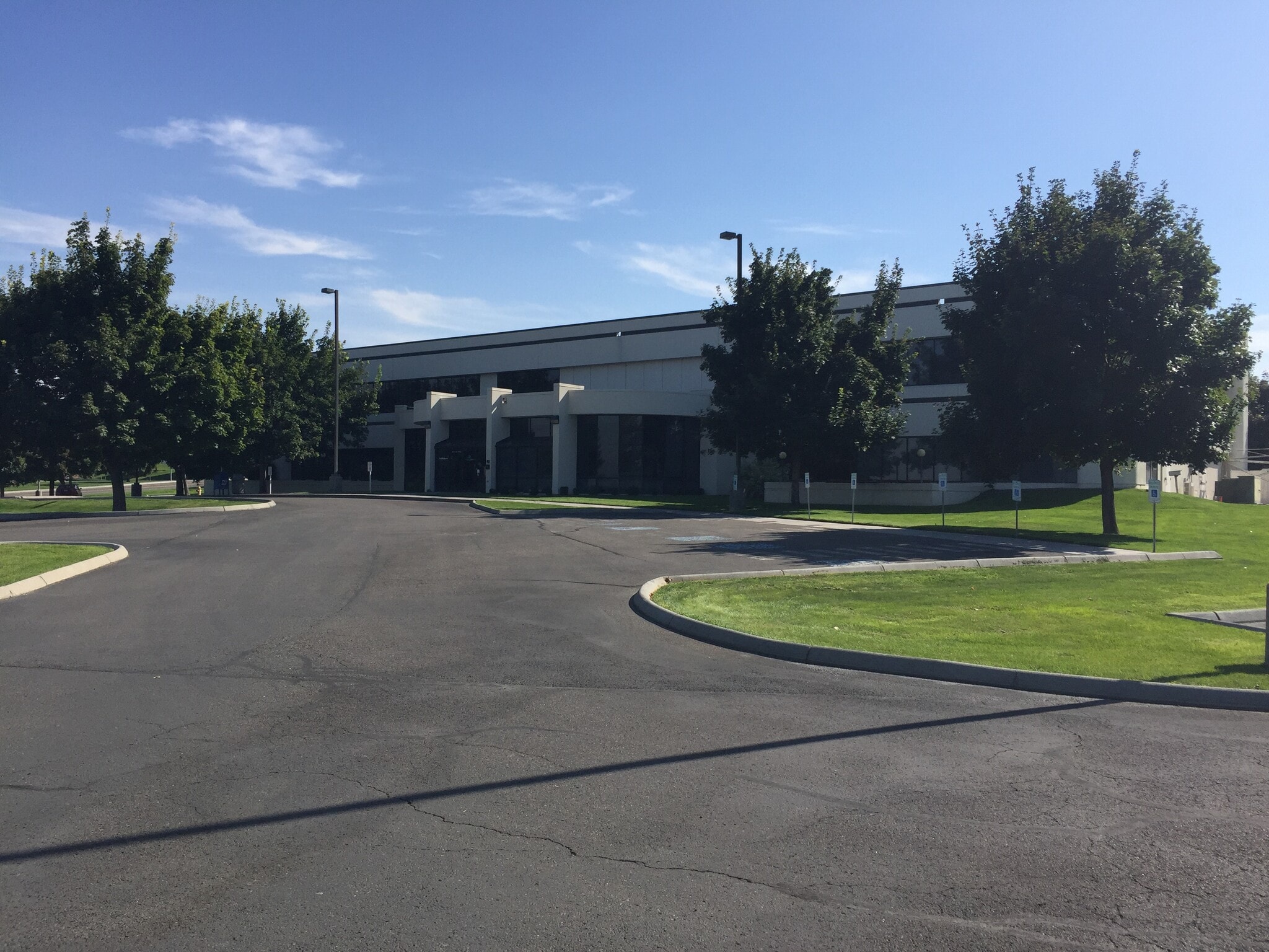 1009 N Center Pky, Kennewick, WA for lease Building Photo- Image 1 of 2