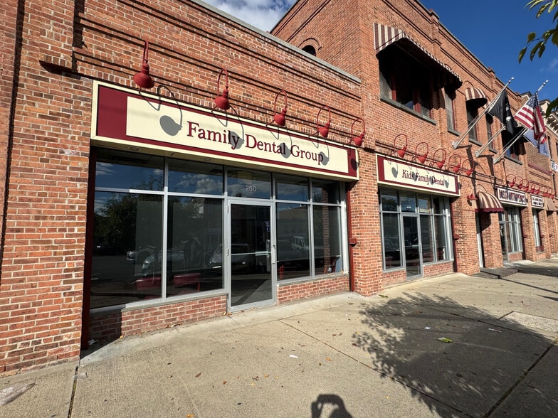 244 Broadway, Newburgh, NY for lease - Building Photo - Image 1 of 29