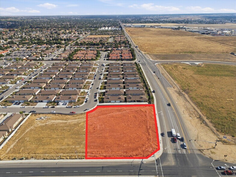 Merle Haggard Dr and Airport Dr, Bakersfield, CA à vendre - Aérien - Image 3 de 3